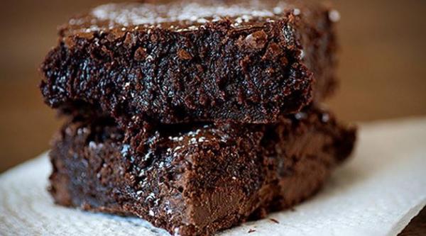 Φτιάξτε λαχταριστά brownies με τρία υλικά