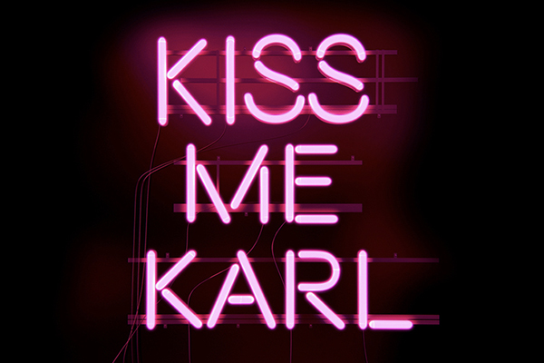 Ο Karl Lagerfeld σου ζητά να... τον φιλήσεις