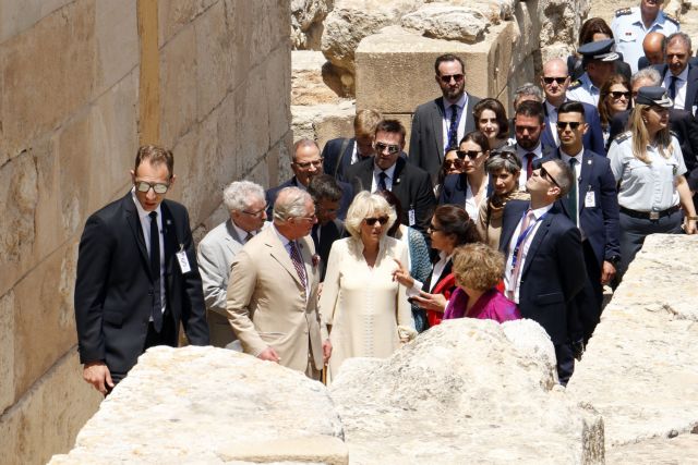 Ο Κάρολος και η Καμίλα ξεναγήθηκαν στην Κνωσό [Εικόνες]