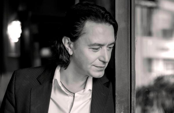 Ο Γιάννης Κότσιρας θα ανέβει στο Θέατρο Βράχων στις 25 Ιουνίου