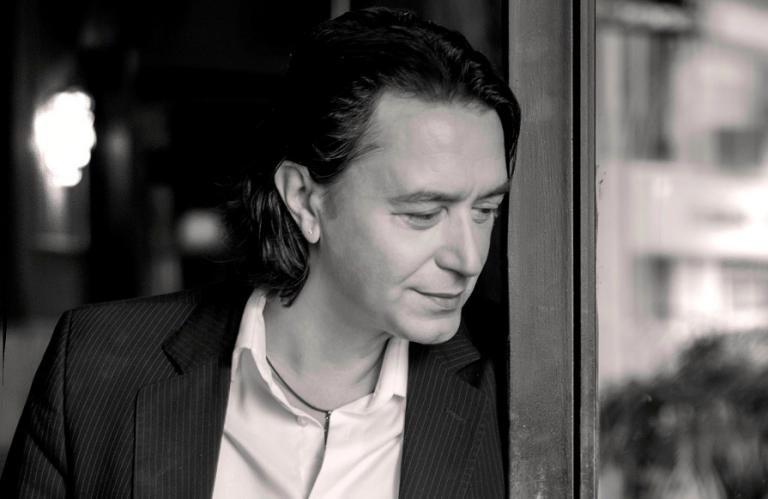 Ο Γιάννης Κότσιρας θα ανέβει στο Θέατρο Βράχων στις 25 Ιουνίου