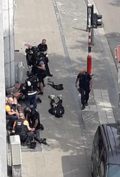 Λιέγη: Συγκλονιστικό βίντεο τη στιγμή που οι αστυνομικοί σκοτώνουν τον δράστη