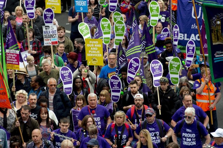 Εργαζόμενοι κατέκλυσαν το Λονδίνο διεκδικώντας καλύτερους μισθούς