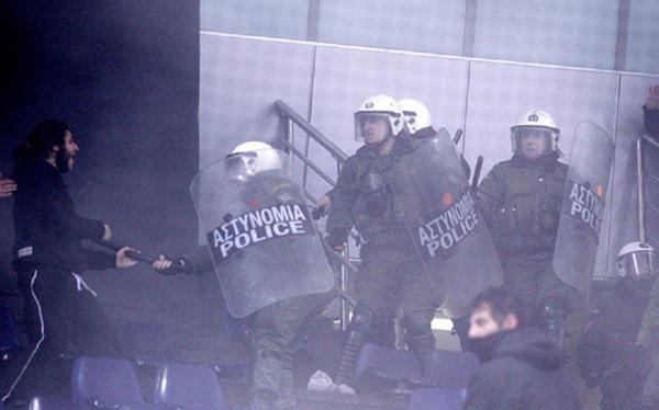 Νέα εστία επεισοδίων ανάμεσα σε οπαδούς της ΑΕΚ και αστυνομικούς