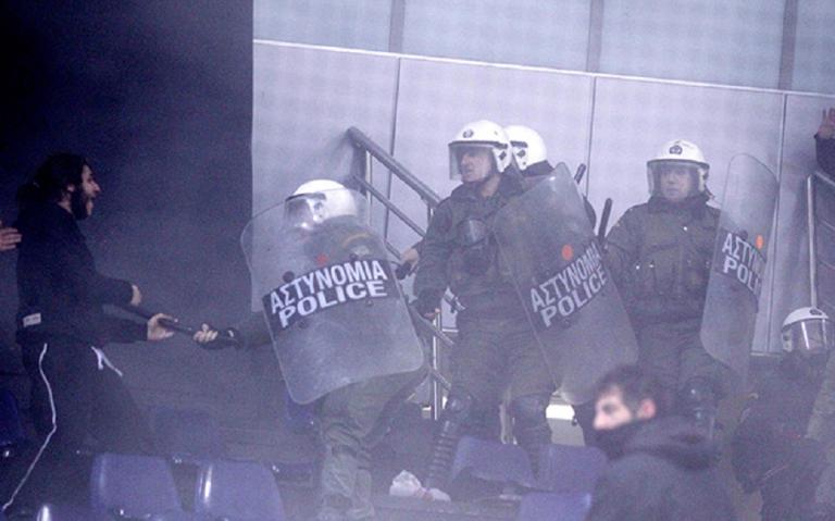 Νέα εστία επεισοδίων ανάμεσα σε οπαδούς της ΑΕΚ και αστυνομικούς