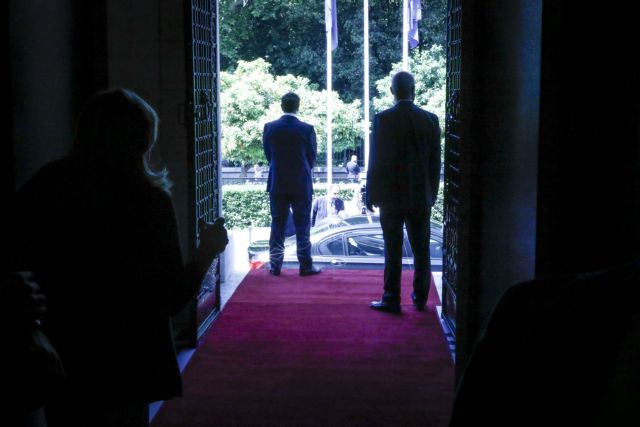 Με επίκληση του «μαύρου μετώπου» απαντά το Μαξίμου σε ΝΔ