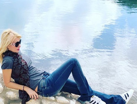 Οι κόρες της Ελένης Μενεγάκη κάνουν βόλτα στην Άνδρο