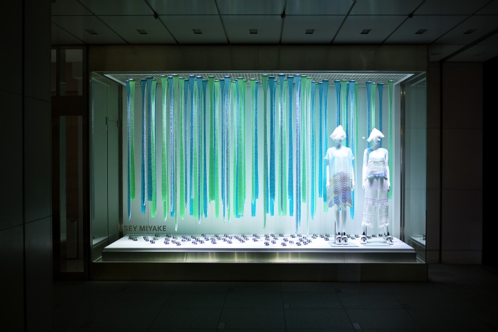 Από τη φύση εμπνέεται εγκατάσταση σε βιτρίνα του Μιγιάκε [Βίντεο]