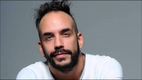 Δείτε το νέο λουκ του Πάνου Μουζουράκη