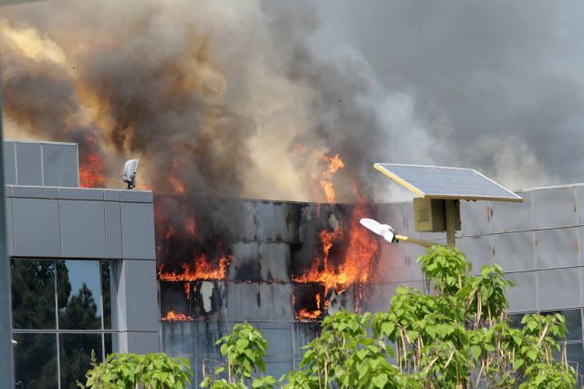 Υπό έλεγχο η φωτιά στο εργοστάσιο μπαταριών [Εικόνες – Βίντεο]