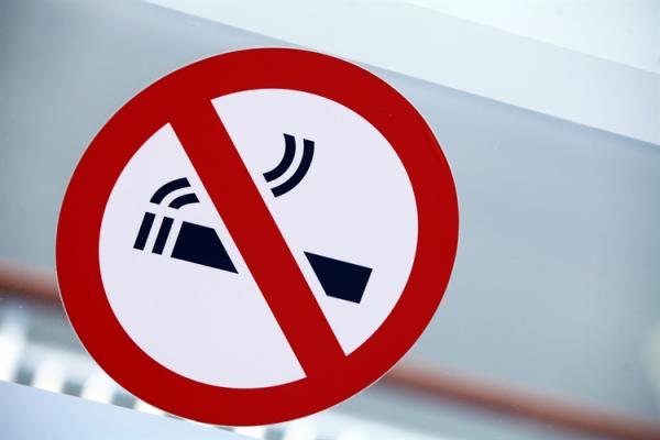 Ο καπνός του τσιγάρου καταφέρνει και τρυπώνει παντού