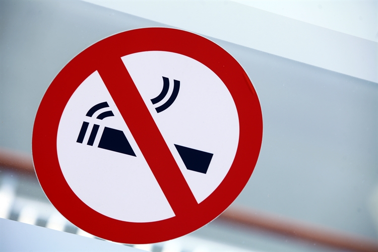 Ο καπνός του τσιγάρου καταφέρνει και τρυπώνει παντού