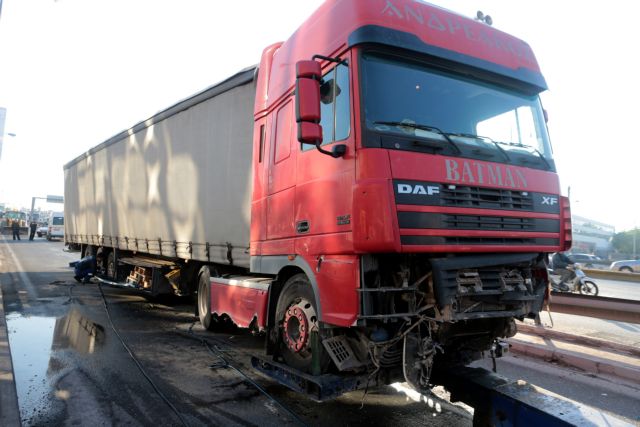 Κάμερα ασφαλείας κατέγραψε τη φονική πορεία της νταλίκας