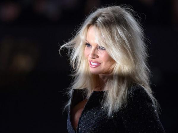 Τι θέλει η Πάμελα Άντερσον από τον Τζούλιαν Ασάνζ;