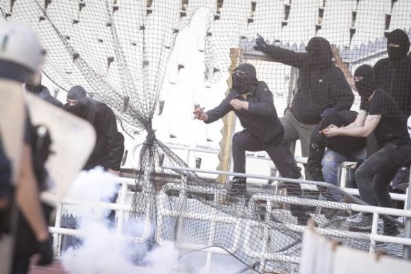 Επεισόδια και εντός του ΟΑΚΑ [Εικόνες]