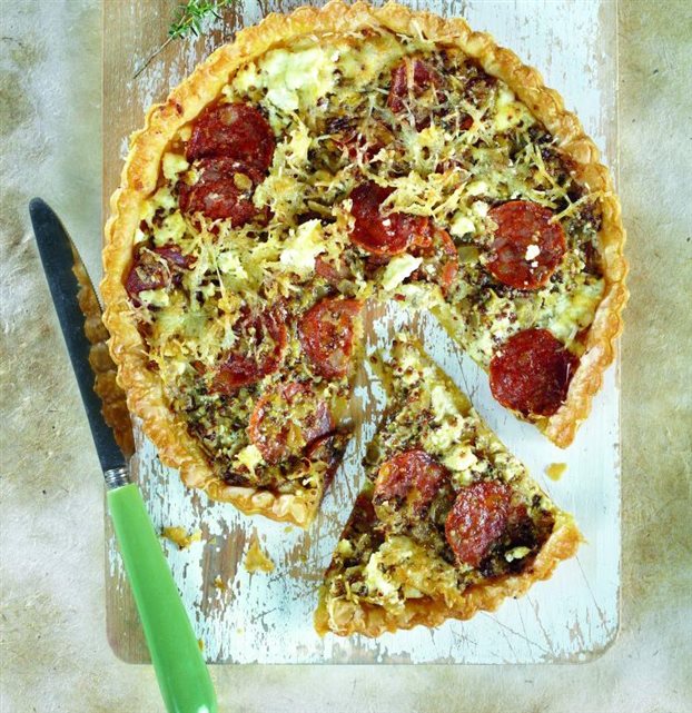 Τάρτα με πεπερόνι, κρεμμύδια, φέτα και κεφαλογραβιέρα