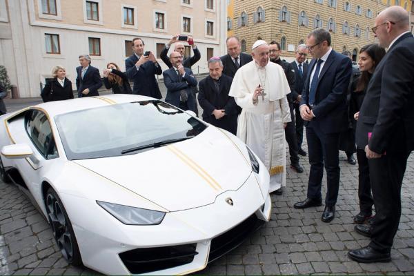 Πουλήθηκε 715 χιλιάδες ευρώ η Lamborghini του Πάπα Φραγκίσκου