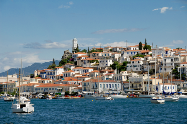 Πόρος: Κοσμοπολίτικος, ερωτικός και γαλήνιος
