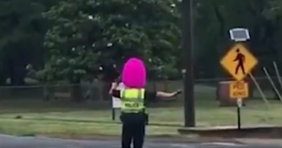 Τροχονόμος χάνει στοίχημα και ρυθμίζει την κυκλοφορία με φούξια περούκα