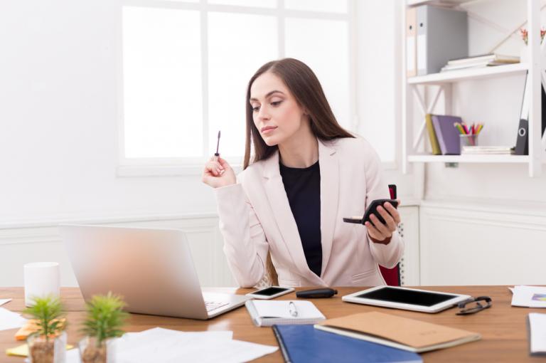 Φλερτάρω με το συνάδελφό μου αλλά κανείς δεν κάνει την πρώτη κίνηση