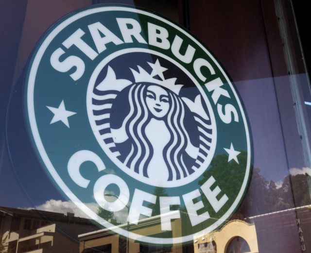 Τα βρήκαν εξωδικαστικά με Starbucks και Φιλαδέλφεια οι δύο Αφροαμερικανοί