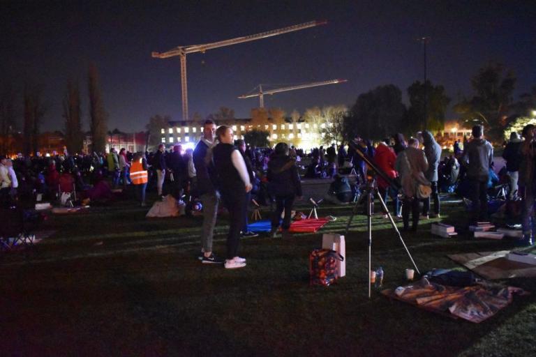 Χιλιάδες άνθρωποι παρατήρησαν τα αστέρια ελπίζοντας σε ένα ρεκόρ Γκίνες