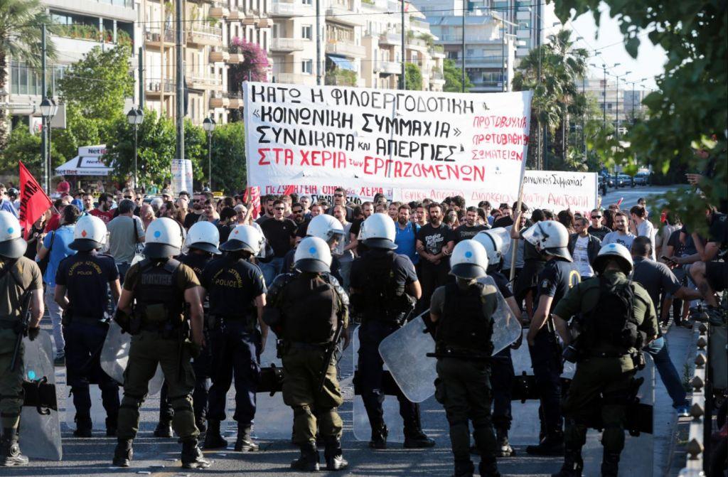 Συγκέντρωση διαμαρτυρίας έξω από το Μέγαρο Μουσικής
