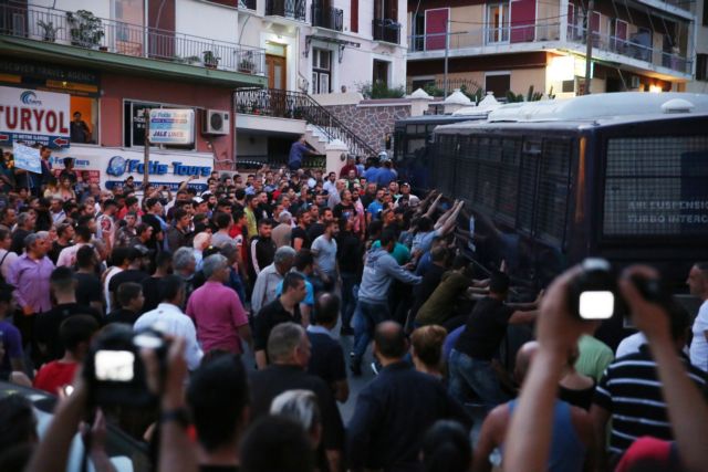 Με μαζική συμμετοχή στη διαμαρτυρία υποδέχθηκε η Λέσβος τον Τσίπρα [Βίντεο]