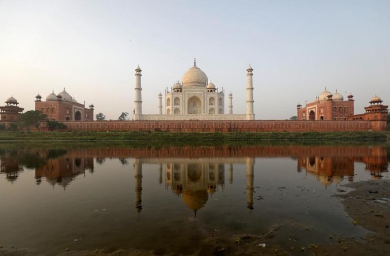 Το Ταζ Μαχάλ γίνεται πράσινο από τη ρύπανση