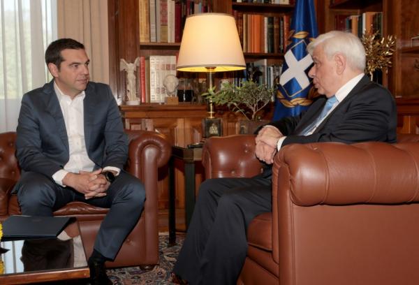 Τσίπρας σε Παυλόπουλο: Θέλουμε μια βιώσιμη λύση που θα αντέξει στο χρόνο