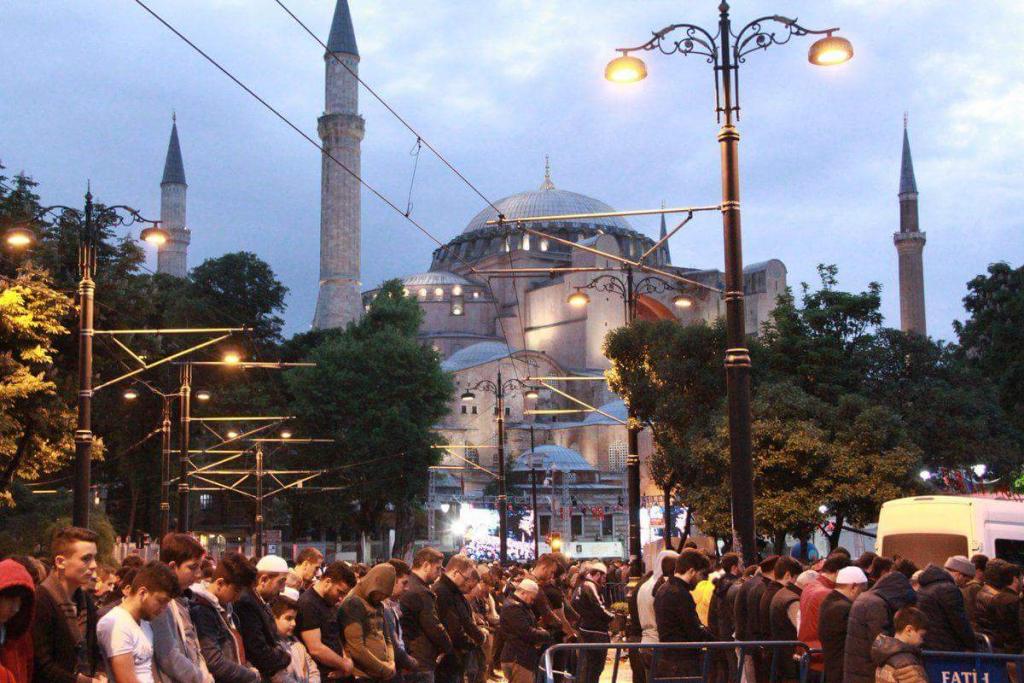 Εκατοντάδες Τούρκοι προσευχήθηκαν έξω από την Αγία Σοφία