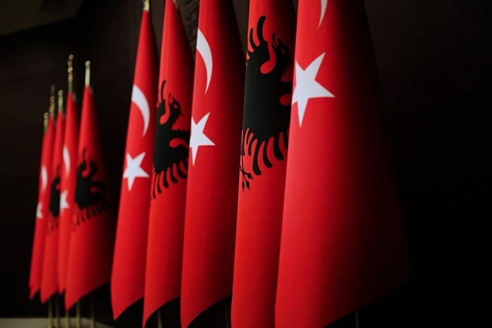 Η Αλβανία πρέπει να διαλέξει ανάμεσα στην ΕΕ και την Τουρκία