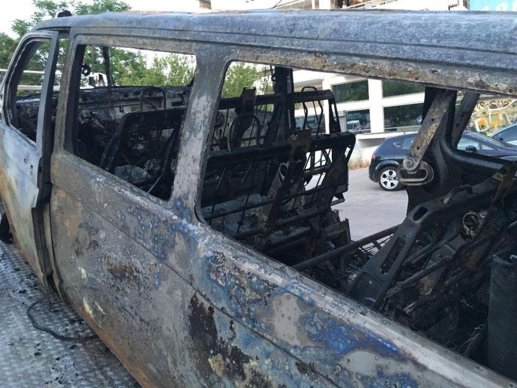 Αποκλειστικές εικόνες και βίντεο του καμένου βαν