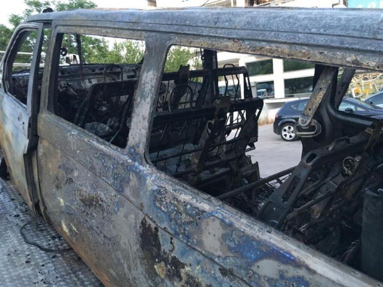 Αποκλειστικές εικόνες και βίντεο του καμένου βαν