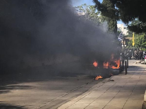 Οπαδοί της ΑΕΚ έκαψαν βαν που μετέφερε οπαδούς του ΠΑΟΚ