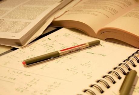 Καταχωρίζω ή καταχωρώ;