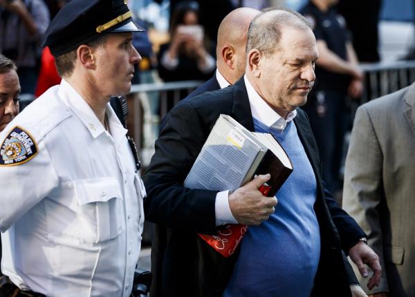 Σε αστυνομικό τμήμα του Μανχάταν παρουσιάστηκε ο Γουάινσταϊν