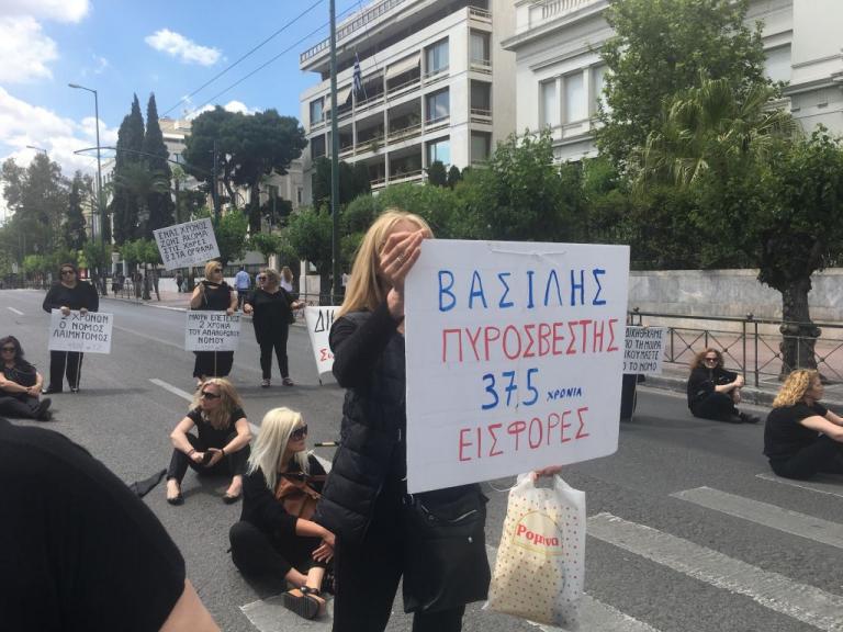 Οι χήρες έκλεισαν και τη Βασιλίσσης Σοφίας [Εικόνες & Βίντεο]