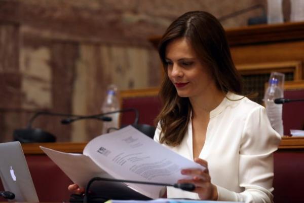 Αχτσιόγλου: Αύξηση κατώτατου μισθού και επαναφορά συλλογικών συμβάσεων μετά τον Αύγουστο