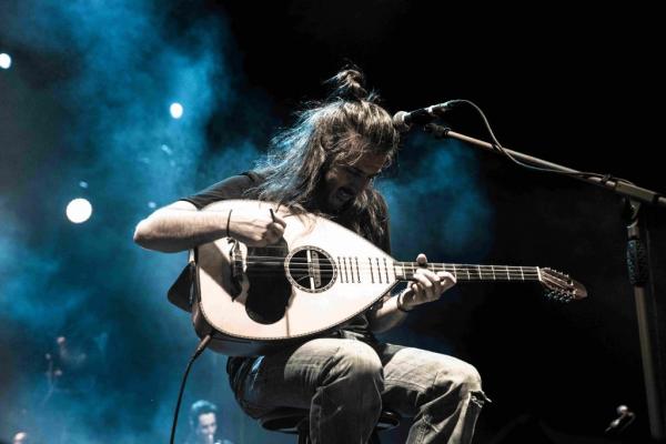 Ο Γιάννης Χαρούλης για δύο βραδιές στο Θέατρο Πέτρας