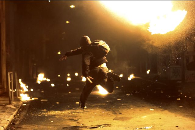 Πεδίο μάχης το κέντρο της Αθήνας: Πόλεμος με μολότοφ για δύο ώρες