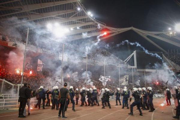 Δακρυγόνα από τους αστυνομικούς μετά τη λήξη του τελικού [Βίντεο]