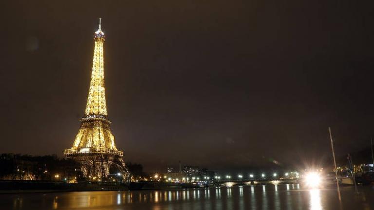 Η στιγμή που κεραυνός χτυπά τον Πύργο του Άιφελ