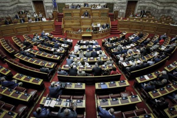 Εγκρίθηκε το επίμαχο άρθρο για την αναδοχή σε ομόφυλα ζευγάρια