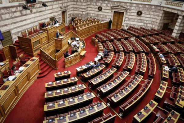 Βουλή: Αντιπαράθεση με φόντο την επίσκεψη Τσίπρα στη Λέσβο
