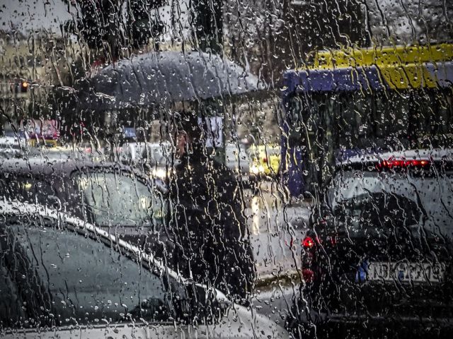 Σοβαρά προβλήματα από την έντονη βροχόπτωση στην Αττική- Ποιοι δρόμοι έκλεισαν