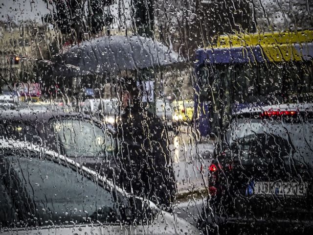 Σοβαρά προβλήματα από την έντονη βροχόπτωση στην Αττική- Ποιοι δρόμοι έκλεισαν