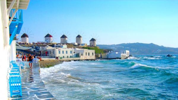 Ο Σειρηνάκης και τα (διεθνούς φήμης) κορίτσια του «αναστάτωσαν» τη Μύκονο