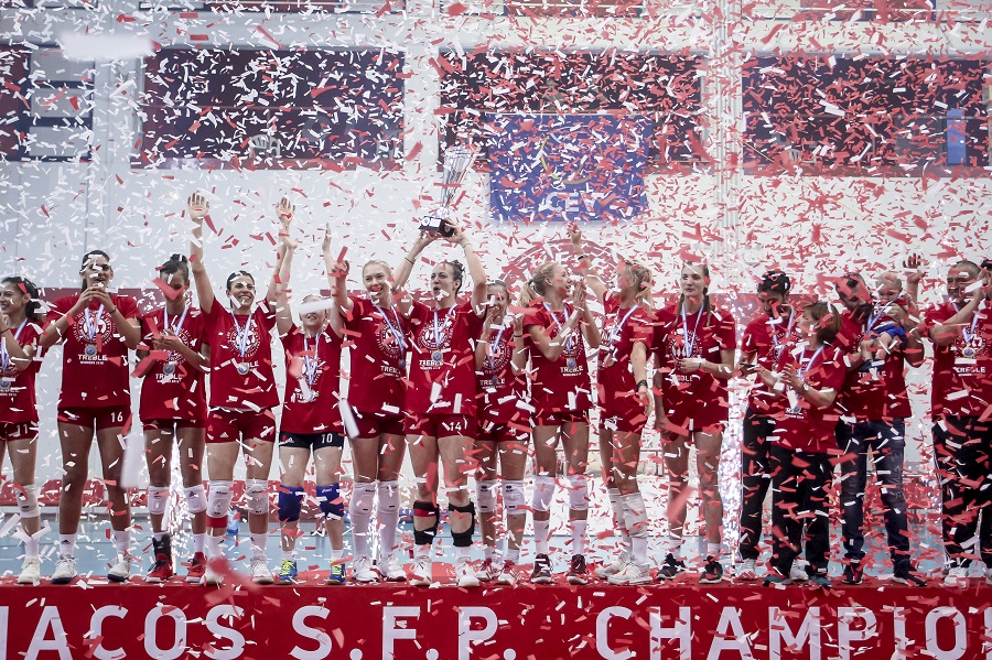 Ολυμπιακός: Πανηγύρισαν με τη ψυχή τους το τρεμπλ [Βίντεο]