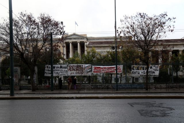 Προσπάθεια εισβολής αντιεξουσιαστών στο Πολυτεχνείο